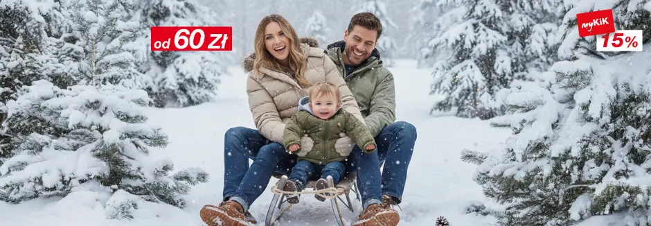 Rodzina stoi razem w zielonym parku, ciepło ubrana na chłodną pogodę, otoczona drzewami i spokojnym krajobrazem.