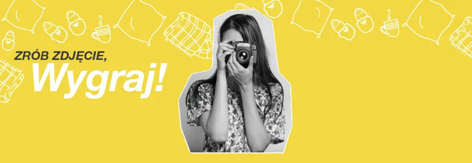 Osoba trzyma aparat przed twarzą, otoczona fantazyjnymi rysunkami i napisem: „Zrób zdjęcie, Wygraj!” na jasnożółtym tle.