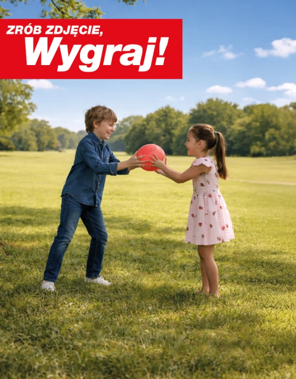 Dwoje dzieci bawi się piłką na zielonej łące w parku – radosne chwile na świeżym powietrzu, idealne do aktywnego spędzania czasu