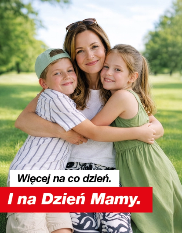 Kobieta siedząca na trawie na świeżym powietrzu, tuląca dwoje dzieci, z polskim tekstem promującym Dzień Matki.