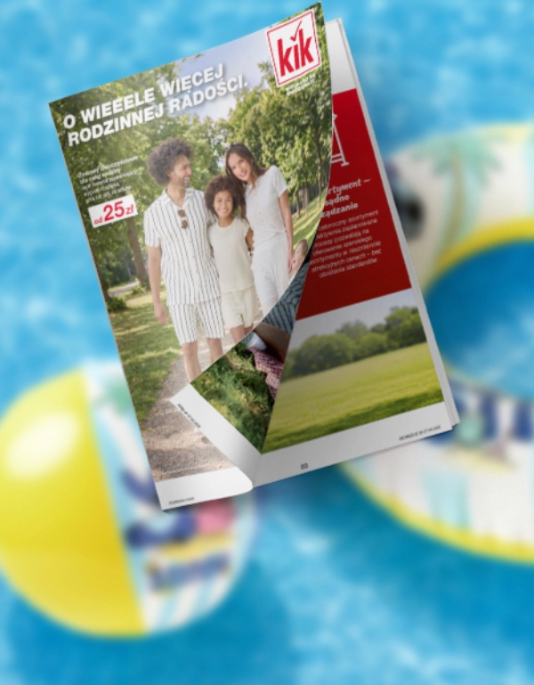 Broszura przedstawiająca trzyosobową rodzinę spacerującą na świeżym powietrzu, z hasłami o radości rodzinnej i ofercie cenowej, na tle rozmytego basenu.
