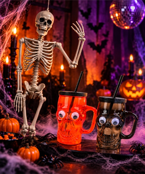 Dekoracje na Halloween ze szkieletem i kubkami w kształcie czaszki