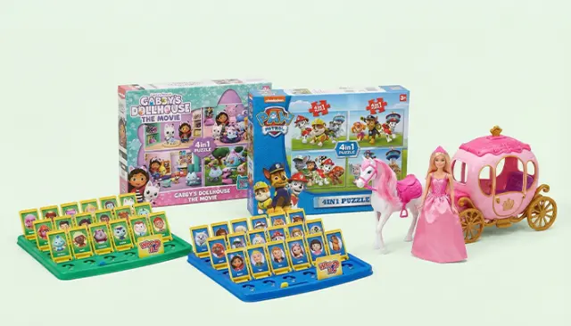 Zestawy zabawek z figurkami i akcesoriami zaprezentowane na jasnym tle. Zestawy zabawek z figurkami i akcesoriami zaprezentowane na jasnym tle.