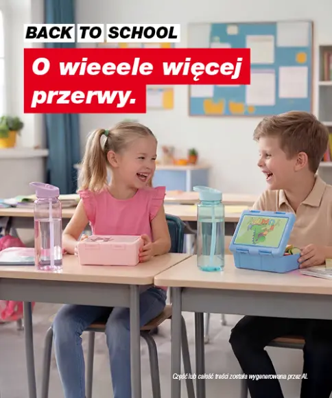 Back to School – dzieci w klasie z lunchboxami i butelkami na wodę na szkolną przerwę